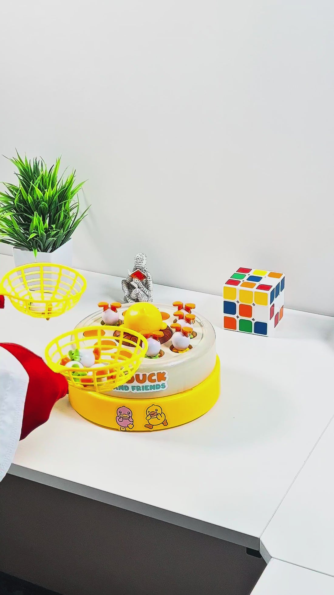 Bouncing ducks toy